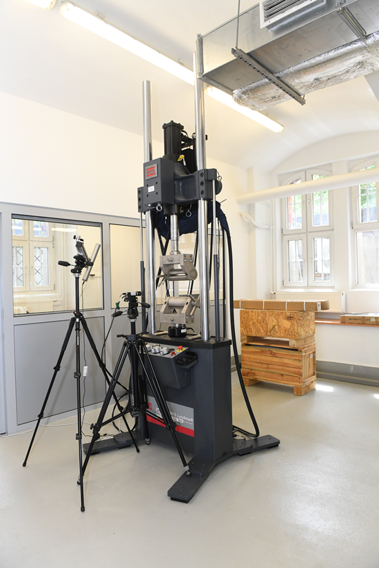 MTS Landmark servohydraulic testing system with nominal capacity 100 kN