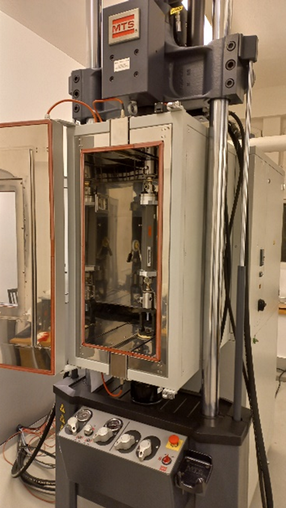 Sample mounted in the MTS machine